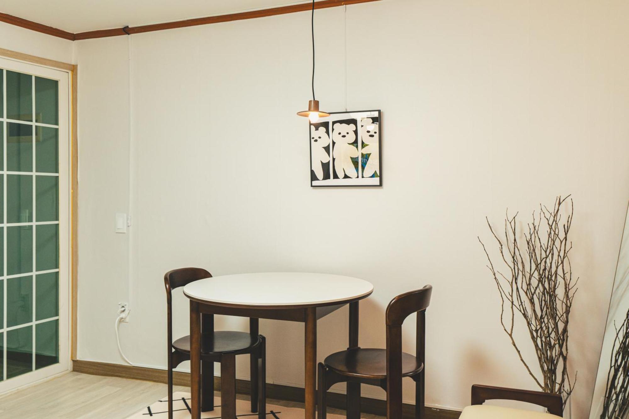 Sinsa Station Apartment *