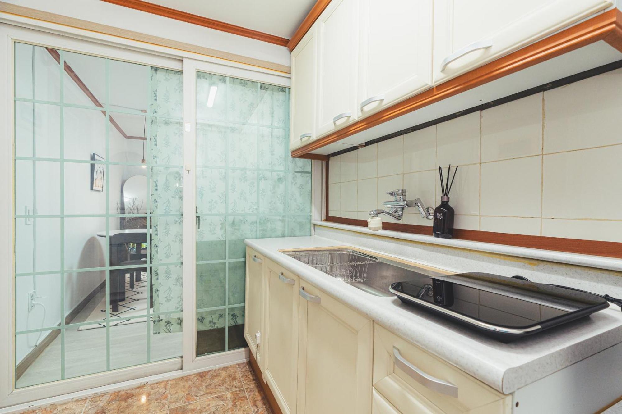 Apartment Sinsa Station *
